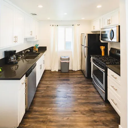 Nice And Close To Downtown 1 Bedroom Sleeps 4